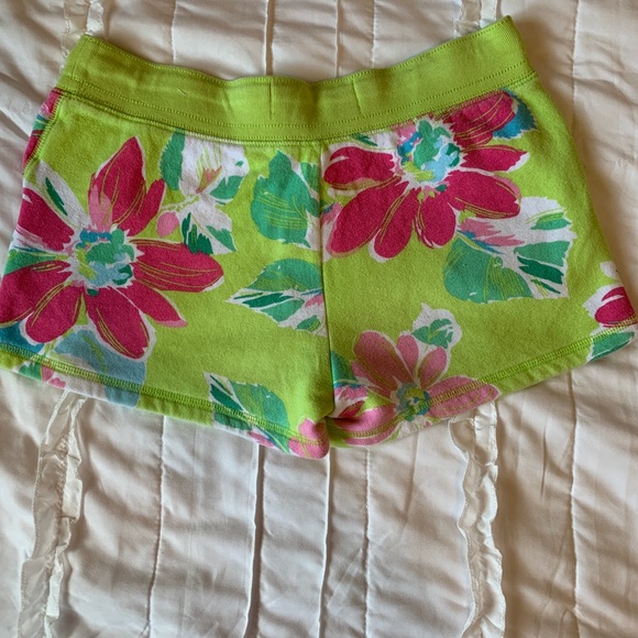 Floral lime green shorts - Picture 3 of 3
